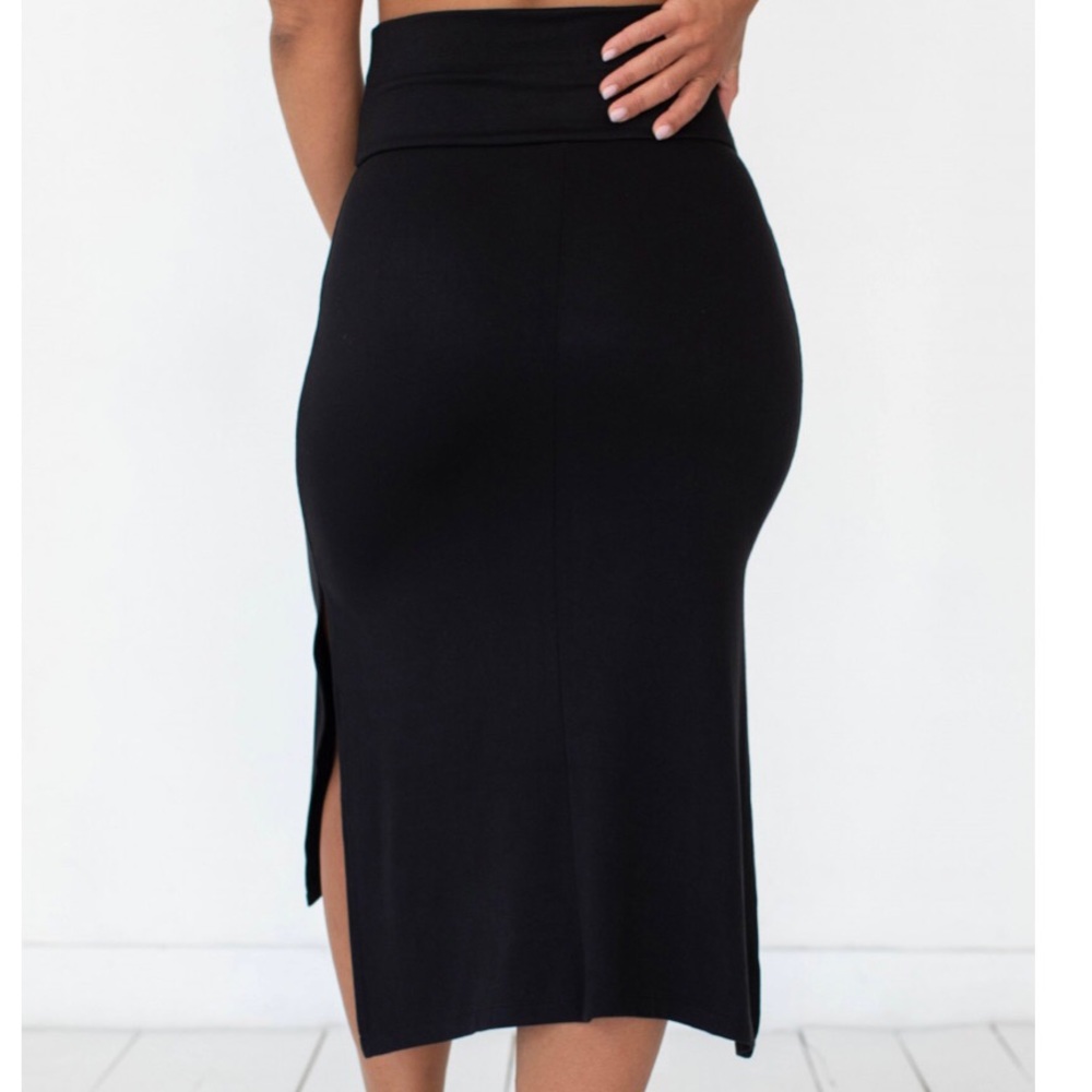 COPY - BRAND NEW FIGURE FLATTERING BLACK SKIRT SIZE S🖤